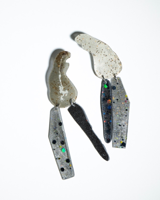 Boucles d'oreilles en résine Subway Rock argent et paillettes
