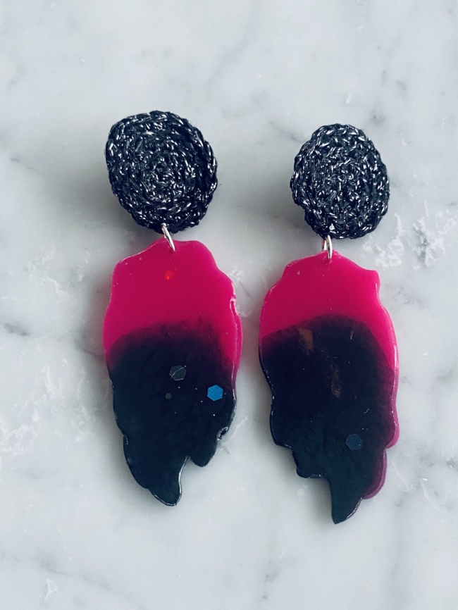 Boucles d'oreilles Subway fuchsia en résine et crochet fil argent métallique (Nouveau)