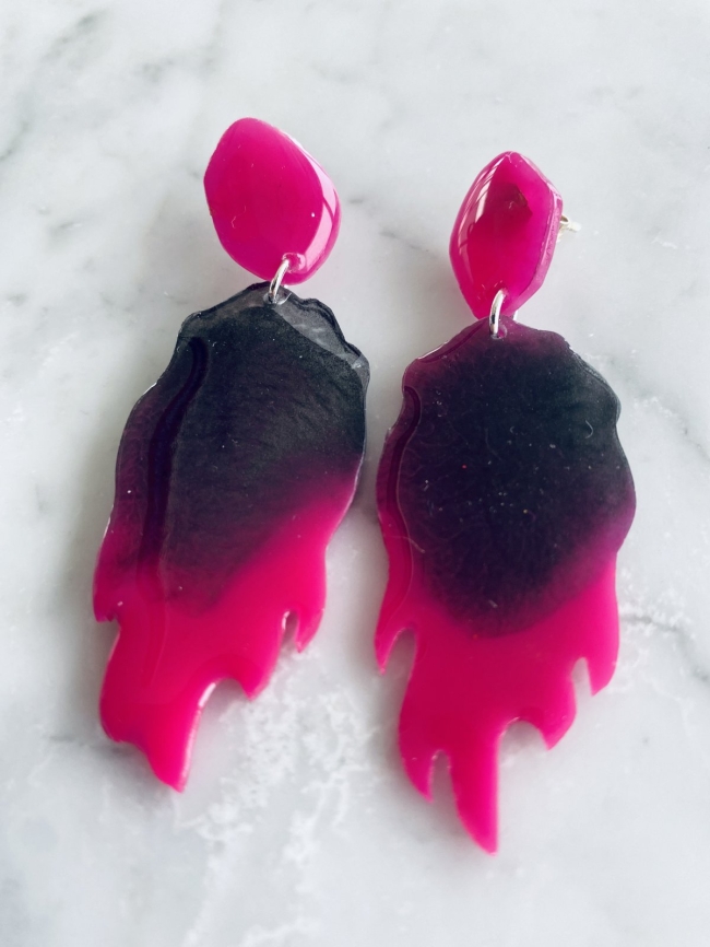 Boucles d'oreilles Subway fuchsia en résine (Nouveau)
